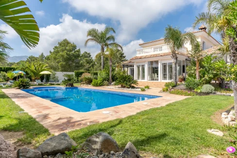 Jardín y Piscina - Residencia Exclusiva Mont-Roig