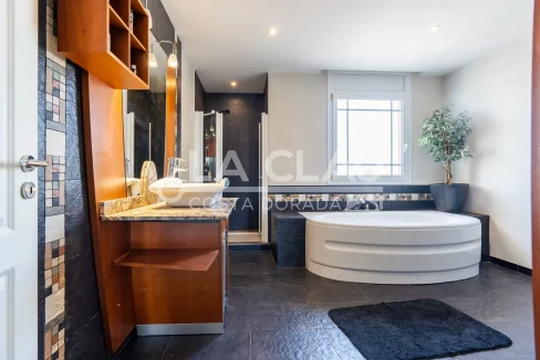 Baño elegante - Residencia Exclusiva Mont-Roig.01