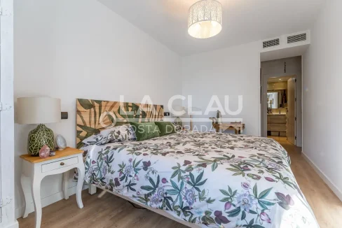 Dormitorio principal tipo suite en el piso de Vall de l'Arrabassada, con vestidor doble y baño completo.