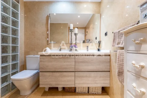 Baño Elegante en Piso de Vall de l'Arrabassada