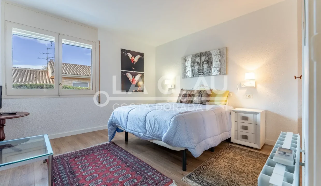 Dormitorio principal en suite de un chalet de lujo en Vilafortuny, amplio y luminoso.