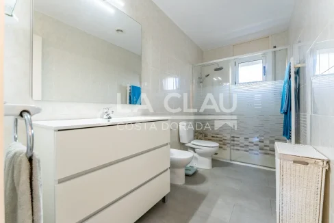 Elegante baño con acabados modernos en chalet de lujo en Vilafortuny.