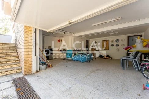 Garaje amplio con capacidad para cuatro coches en chalet de Vilafortuny.