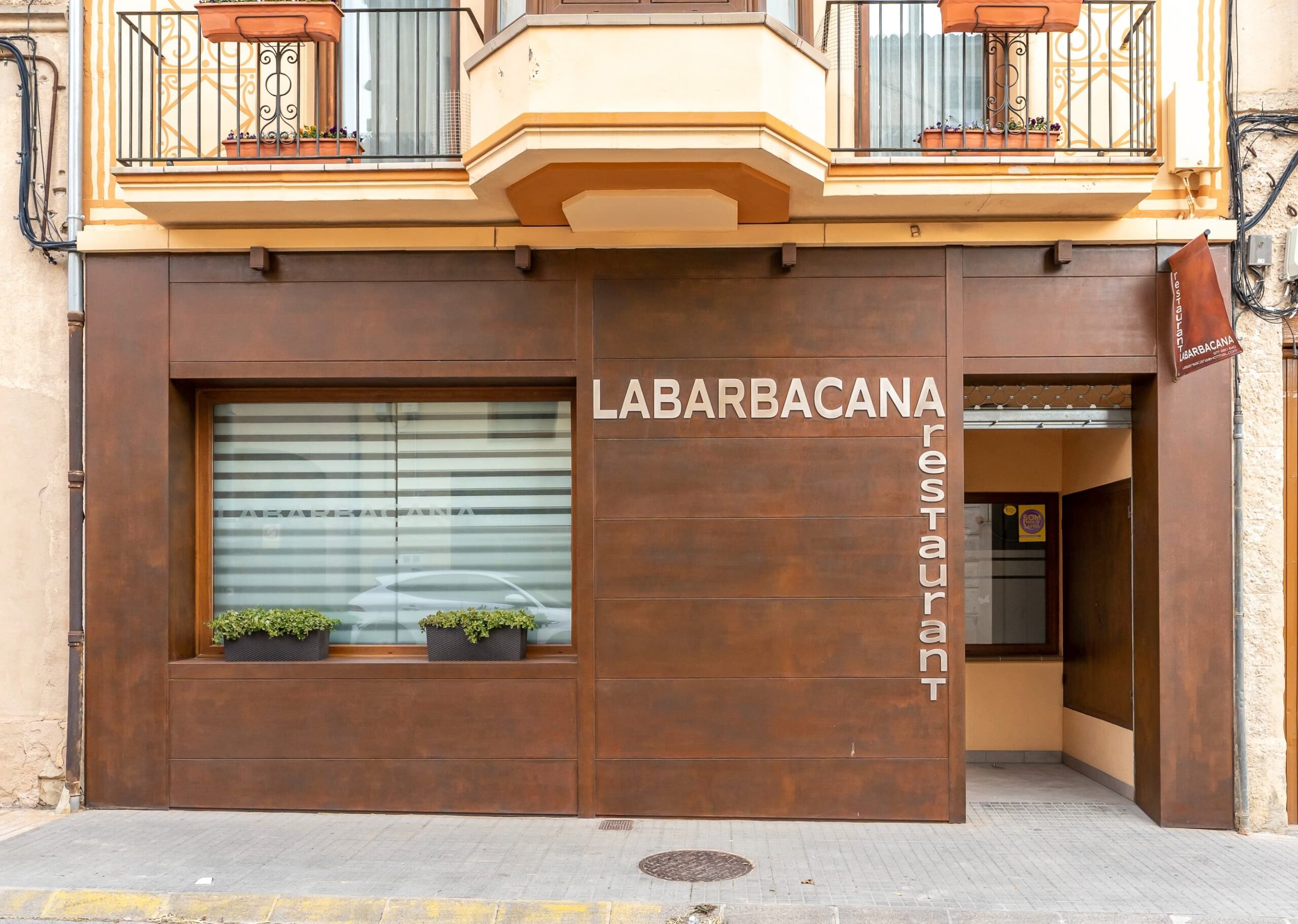 Inversión Inmobiliaria en Santa Coloma de Queralt: Edificio Exclusivo con Restaurante