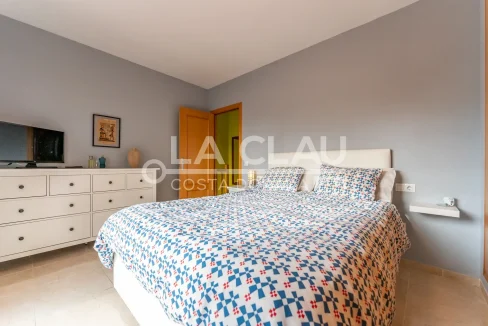 Dormitorio principal con salida a terraza/solárium en Mont-roig