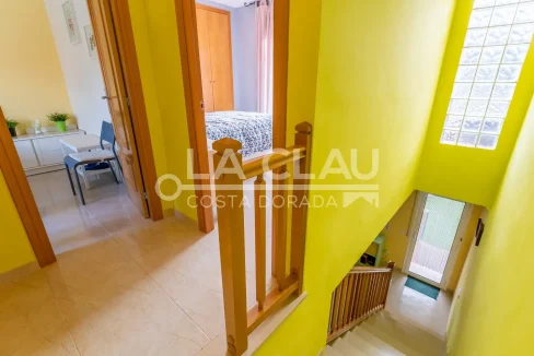 Escaleras hacia la planta superior en Residencia Casalot