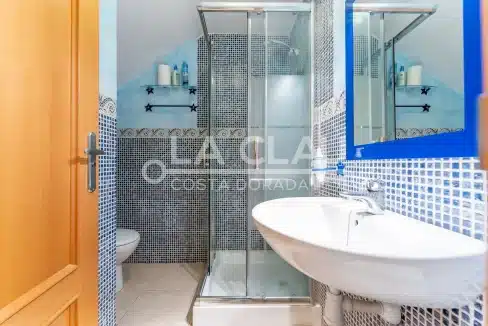 Baño completo con plato de ducha en Propiedad Mont-roig