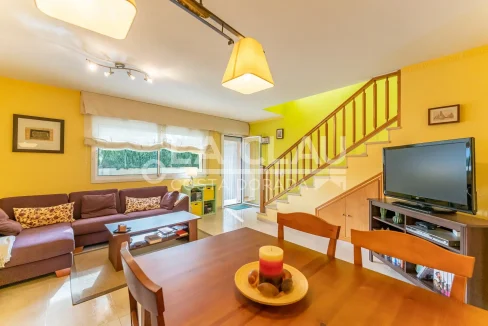 Salón comedor espacioso con luz natural en Adosado Mont-roig