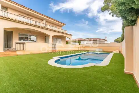 Zona de piscina comunitaria tranquila en Mont-roig