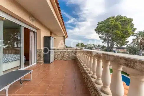 Dormitorio principal con salida a terraza/solárium en Mont-roig.01