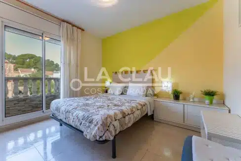 Dormitorio con salida a terraza/solárium en Mont-roig.01