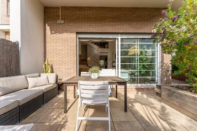 Elegante casa pareada en Cambrils con amplia terraza y jardín, reflejando un estilo de vida moderno y confortable en la Costa Dorada.