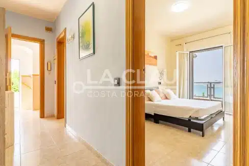 Distribuidor Elegante de Habitaciones - Vivienda Exclusiva en Rafael Casanova Tarragona