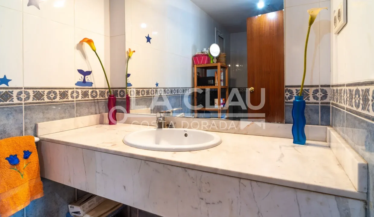 Baño completo con bañera en apartamento de Sant Pere i Sant Pau