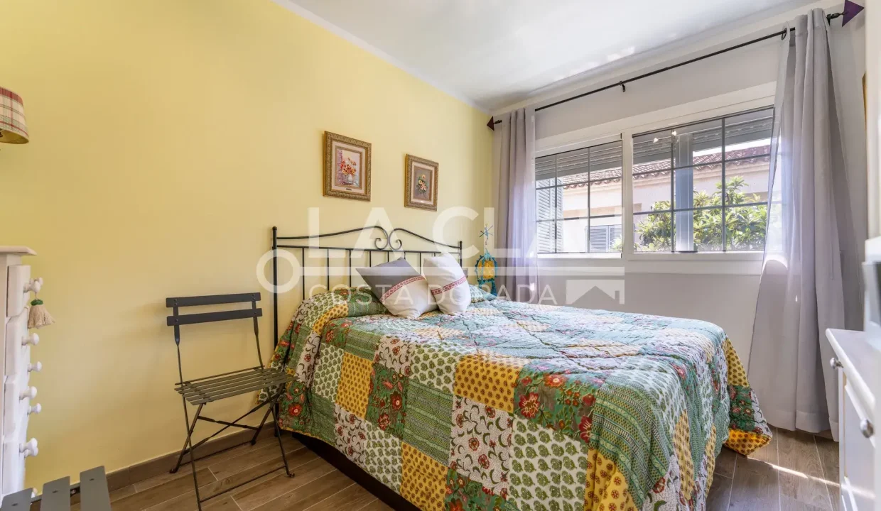 Dormitorio acogedor con vistas en Alojamiento Familiar Cerca del Litoral en Cambrils