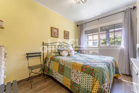 Dormitorio acogedor con vistas en Alojamiento Familiar Cerca del Litoral en Cambrils