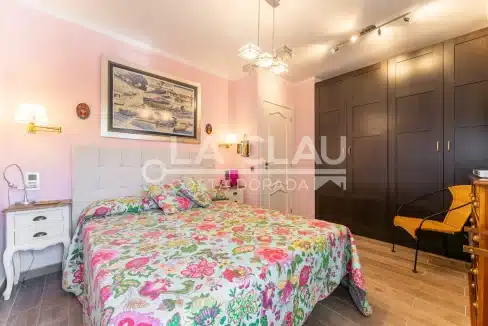 Dormitorio acogedor con vistas en Alojamiento Familiar Cerca del Litoral en Cambrils 01