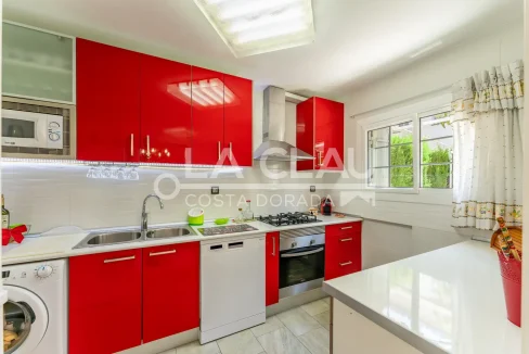 Cocina moderna y funcional en Propiedad Estilo Adosado en Zona de Playa de Cambrils