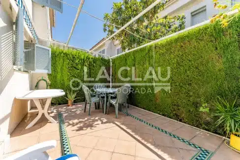 Terraza soleada con vistas a la zona residencial en Cambrils