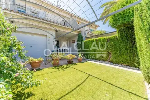 Jardín cuidado del Hogar Costero en Cambrils Bahía