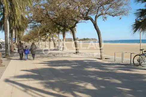 Paseo Marítimo y Cafeterías Cercanas en Cambrils.01