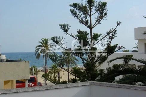 Paseo Marítimo y Cafeterías Cercanas en Cambrils