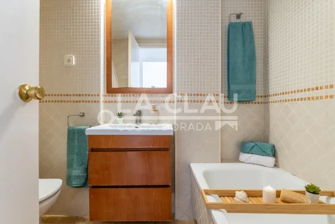 Baño Completo y Equipado en Apartamento Céntrico en Torredembarra