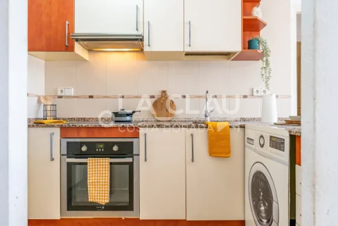 Aspecto Moderno de la Cocina en Apartamento Céntrico en Torredembarra.02