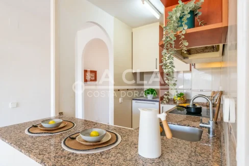 Aspecto Moderno de la Cocina en Apartamento Céntrico en Torredembarra.01