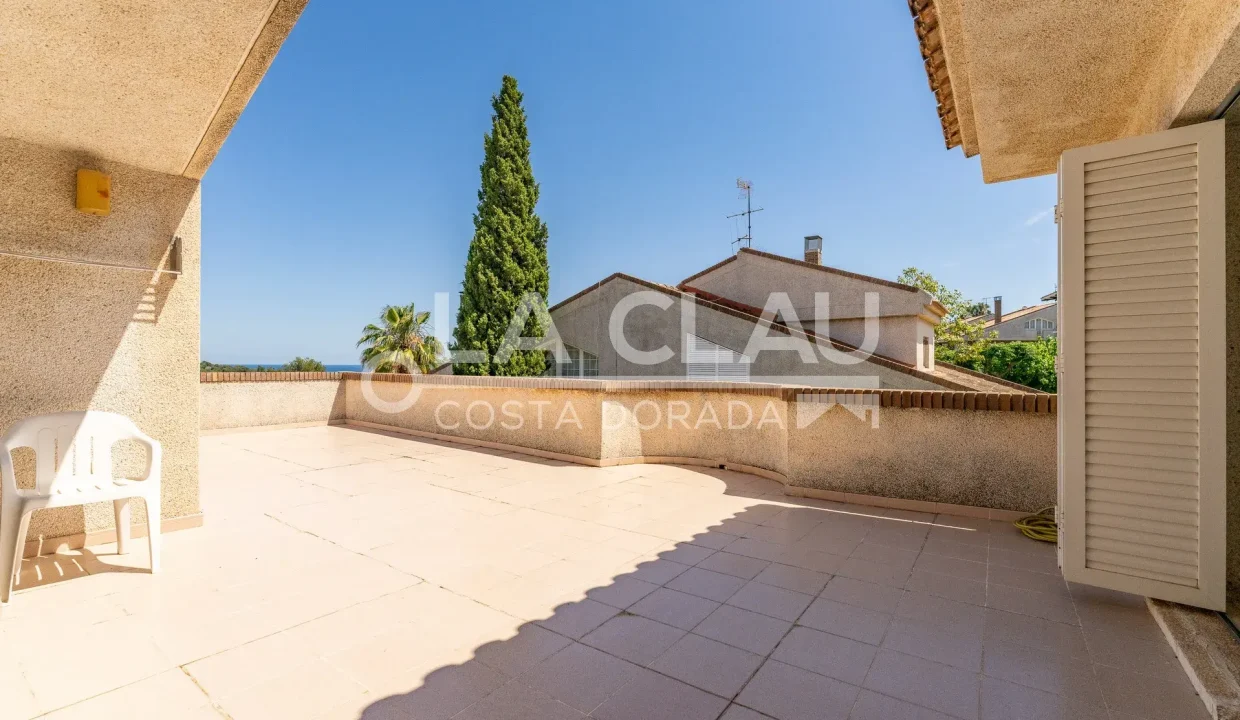 Terraza privada con vistas al mar en la casa en venta en Boscos de Tarragona