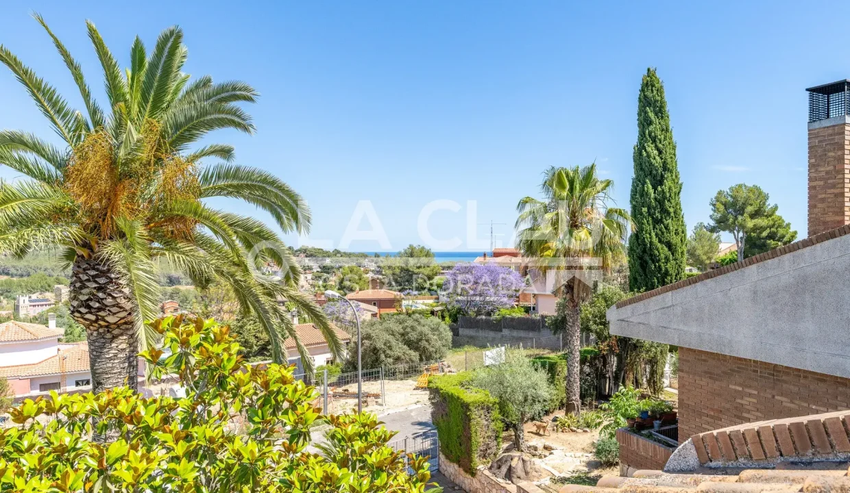 Terraza privada con vistas al mar 2 en la casa en venta en Boscos de Tarragona