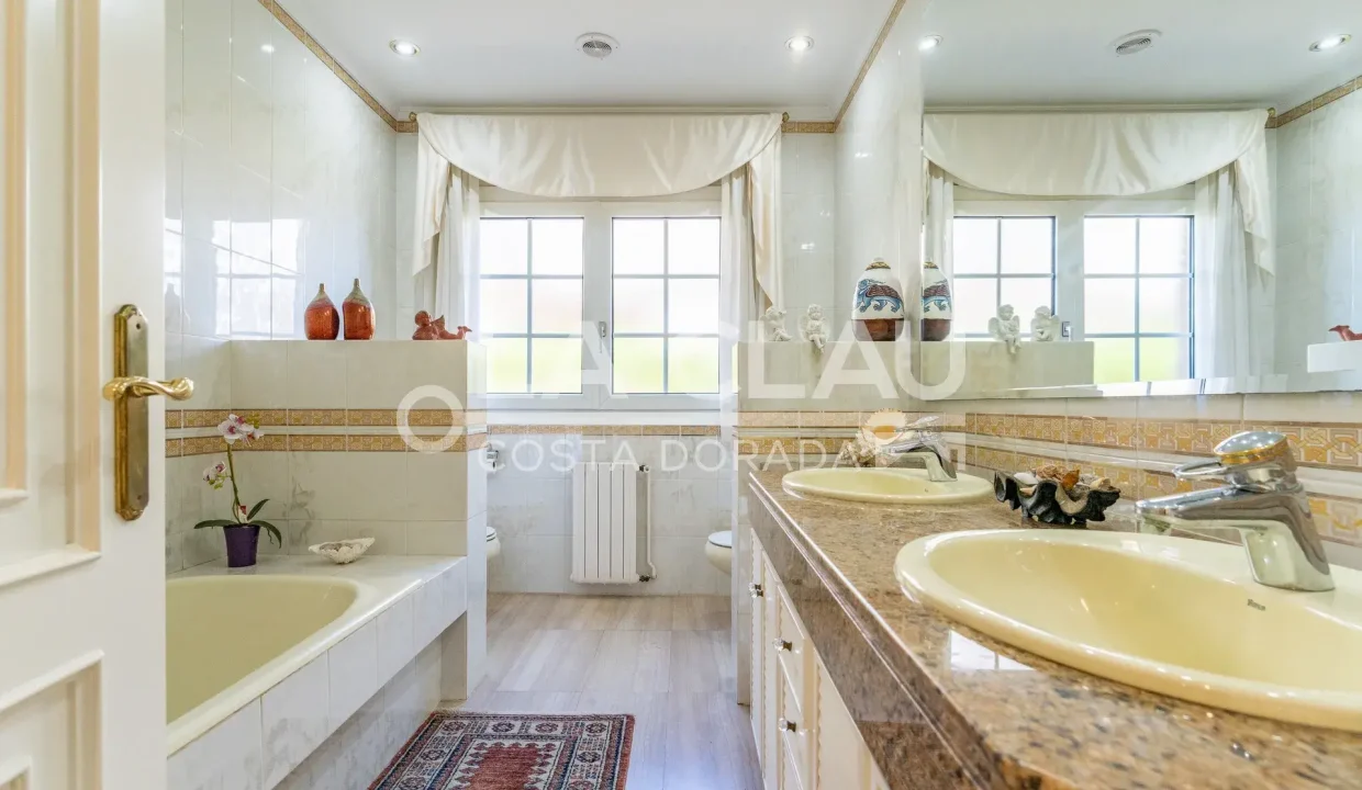 Baño completo en la casa en venta en Boscos de Tarragona