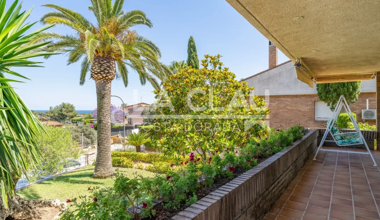 Terraza exterior con vistas al jardín de la casa en venta en Boscos de Tarragona