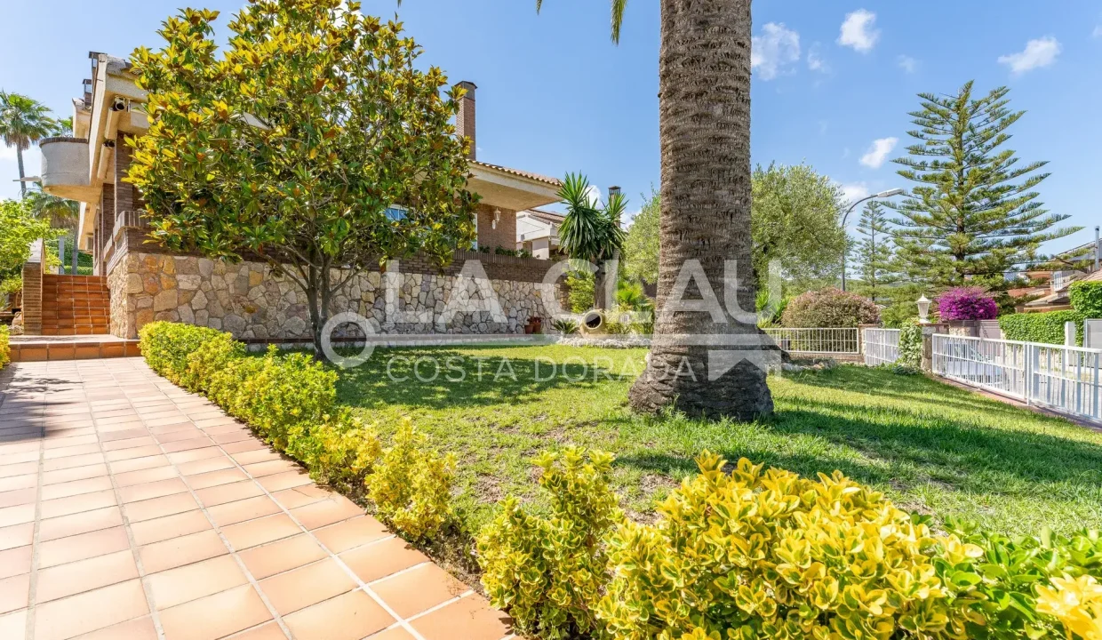 Vista general del jardín de la casa en venta en Boscos de Tarragona