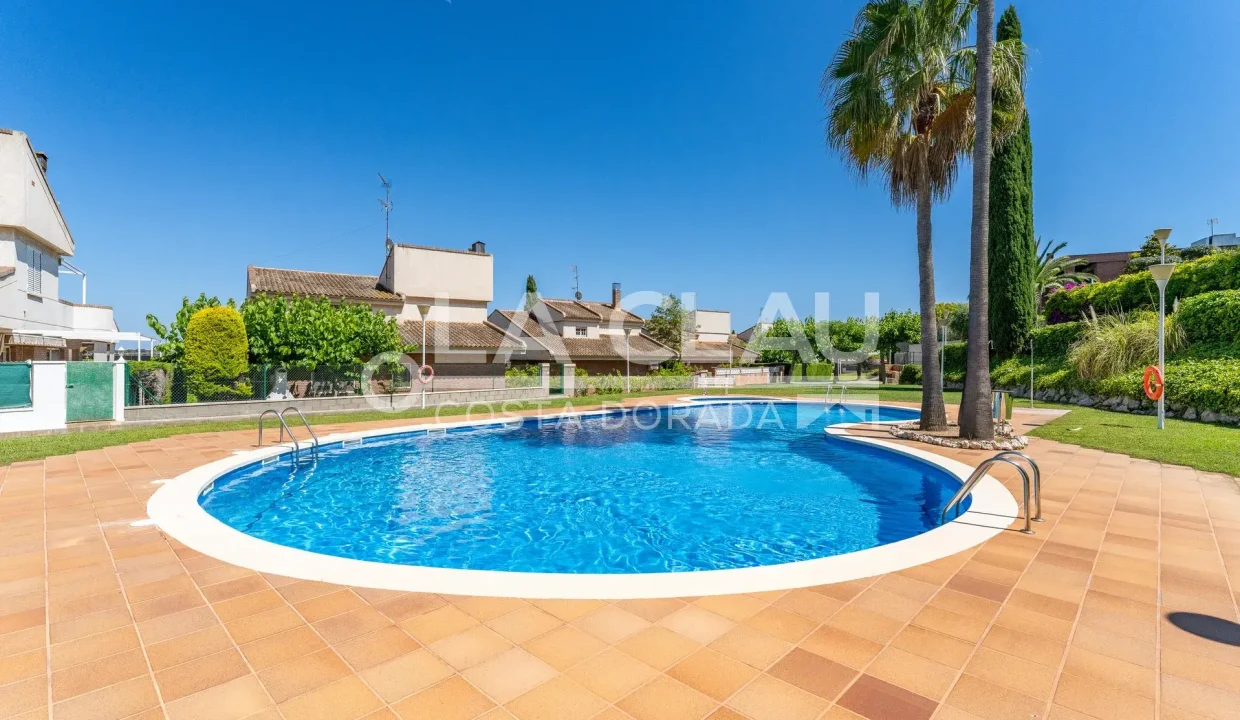 Piscina comunitaria en la casa en venta en Boscos de Tarragona