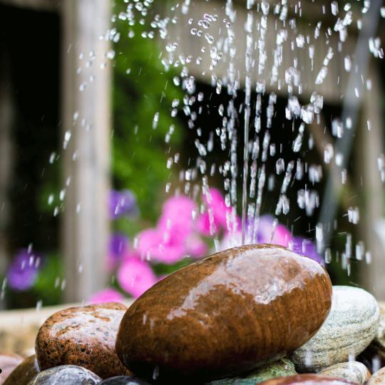 Elementos de agua Tendencias clave para decorar la terraza este verano 2024