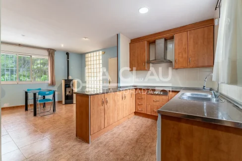 Cocina equipada del chalet en venta en Urbanización Esplai Tarragoní