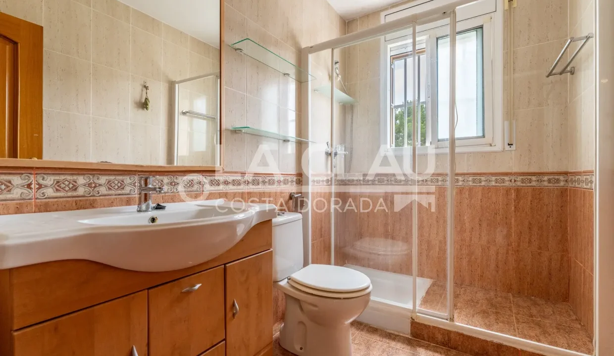 Baño moderno del chalet en venta en Urbanización Esplai Tarragoní