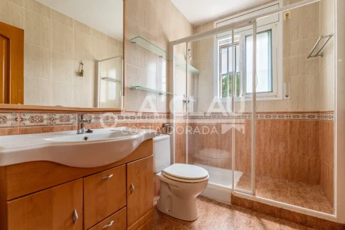 Baño moderno del chalet en venta en Urbanización Esplai Tarragoní