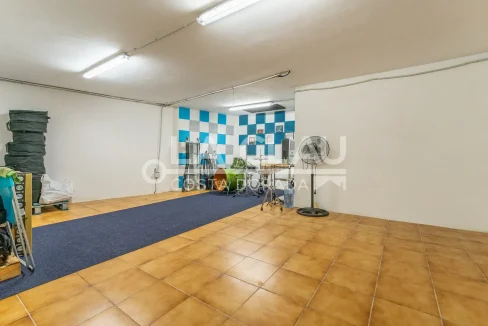Garaje amplio del chalet en venta en Urbanización Esplai Tarragoní.01