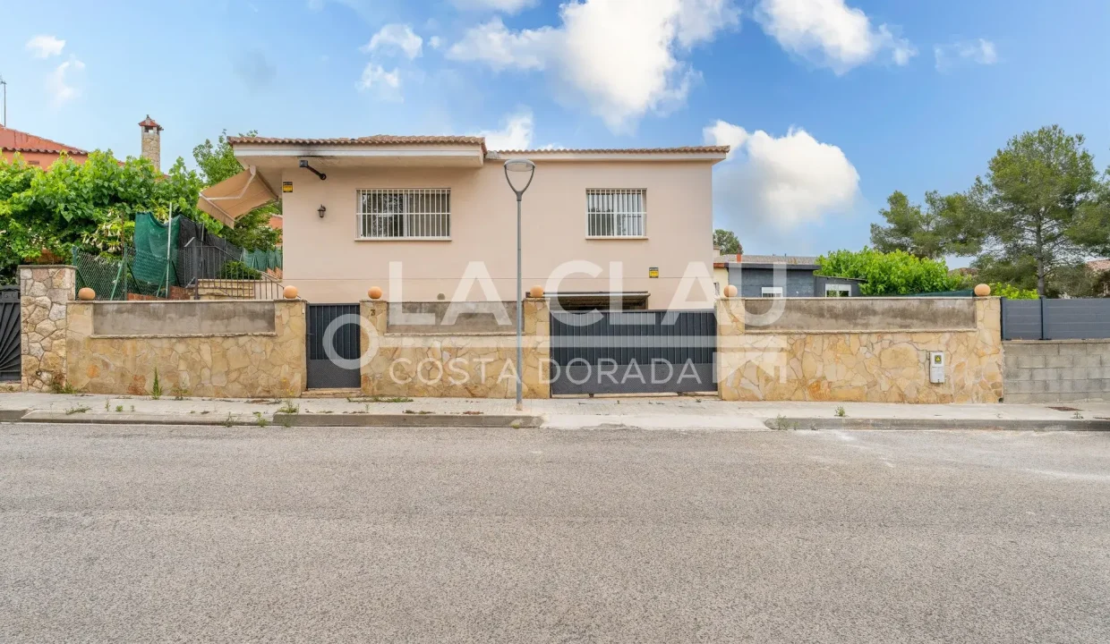 Vista frontal del chalet en venta en Urbanización Esplai Tarragoní