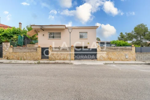 Vista frontal del chalet en venta en Urbanización Esplai Tarragoní