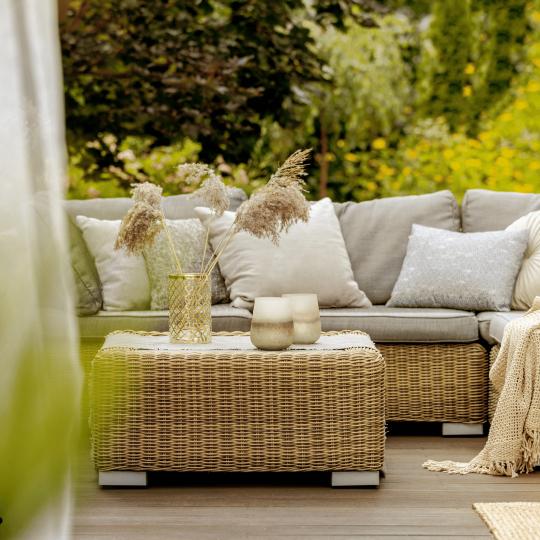 Textiles acogedores Tendencias clave para decorar la terraza este verano 2024